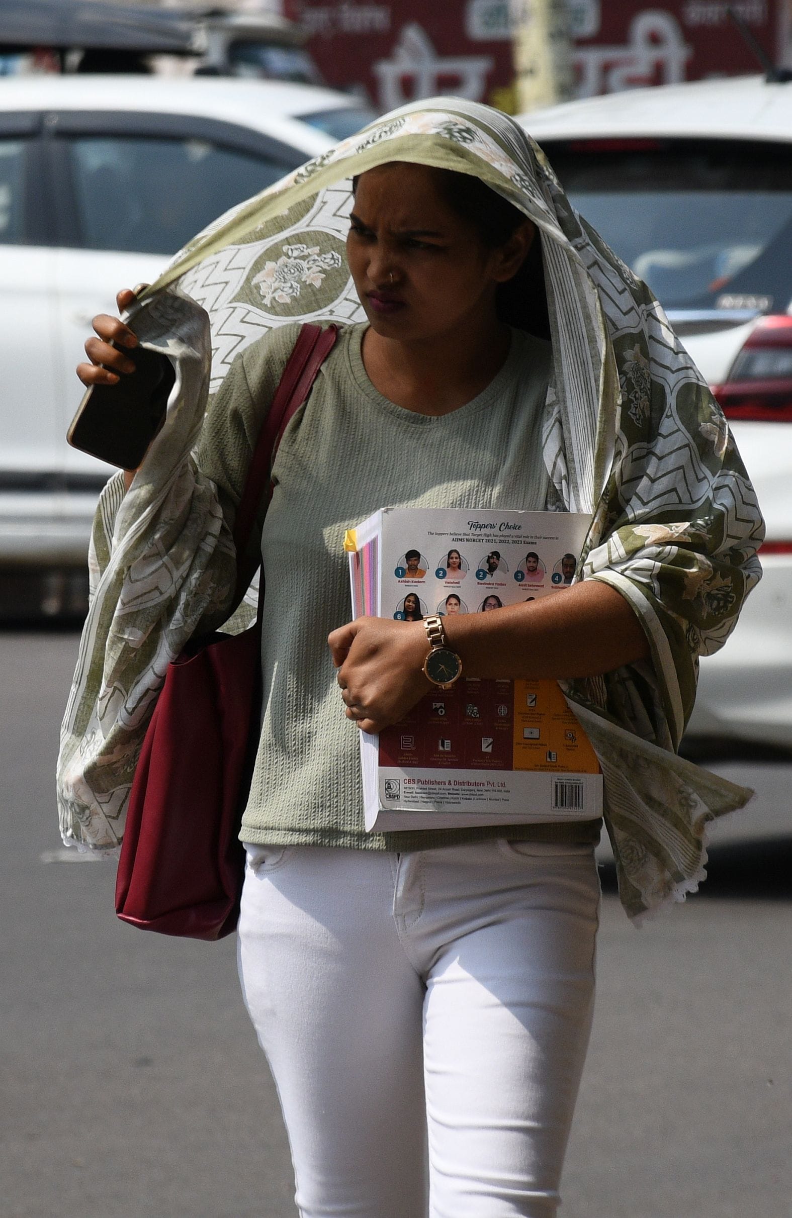 तेज धूप से परेशान लोग।