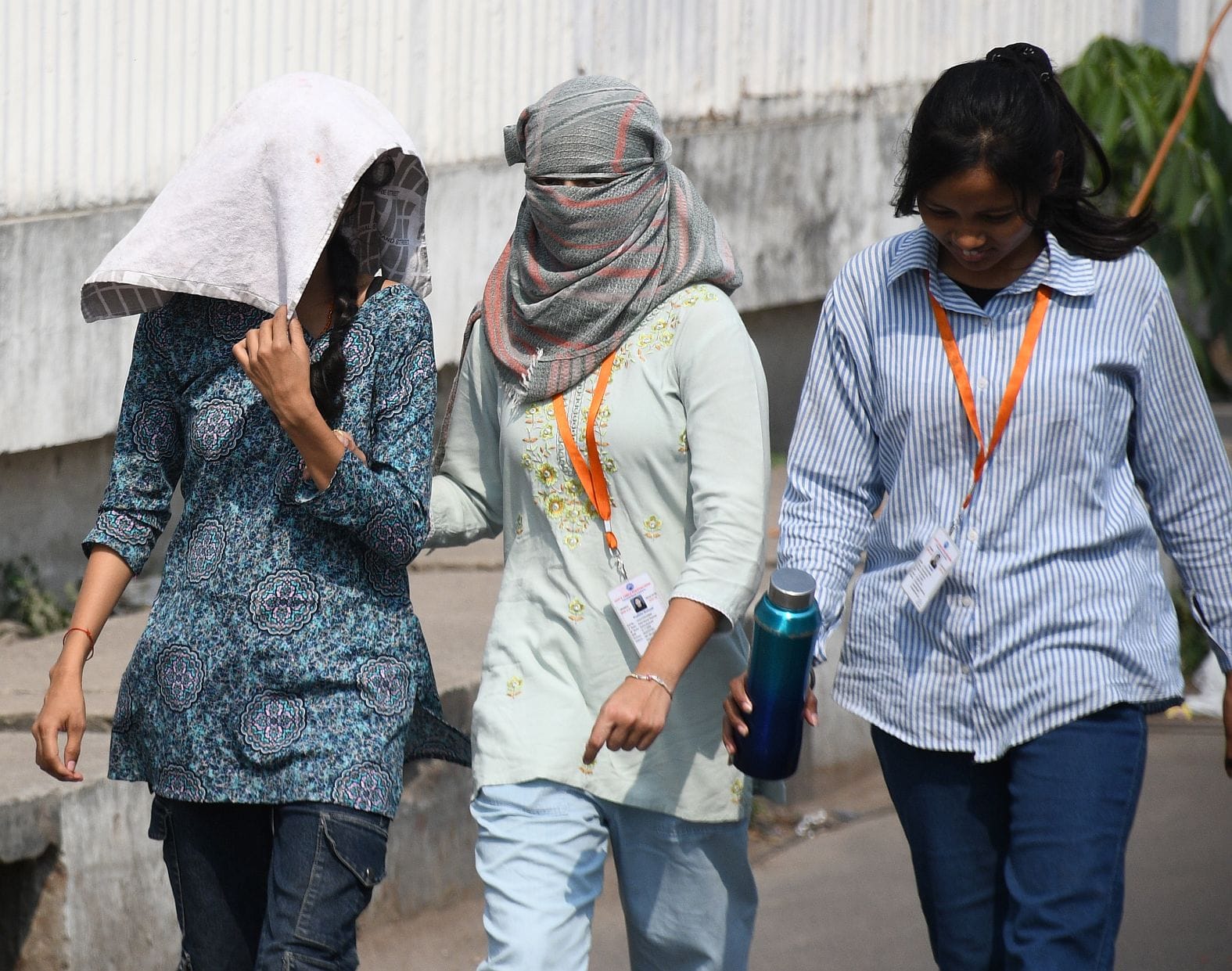 तेज धूप से परेशान लोग।