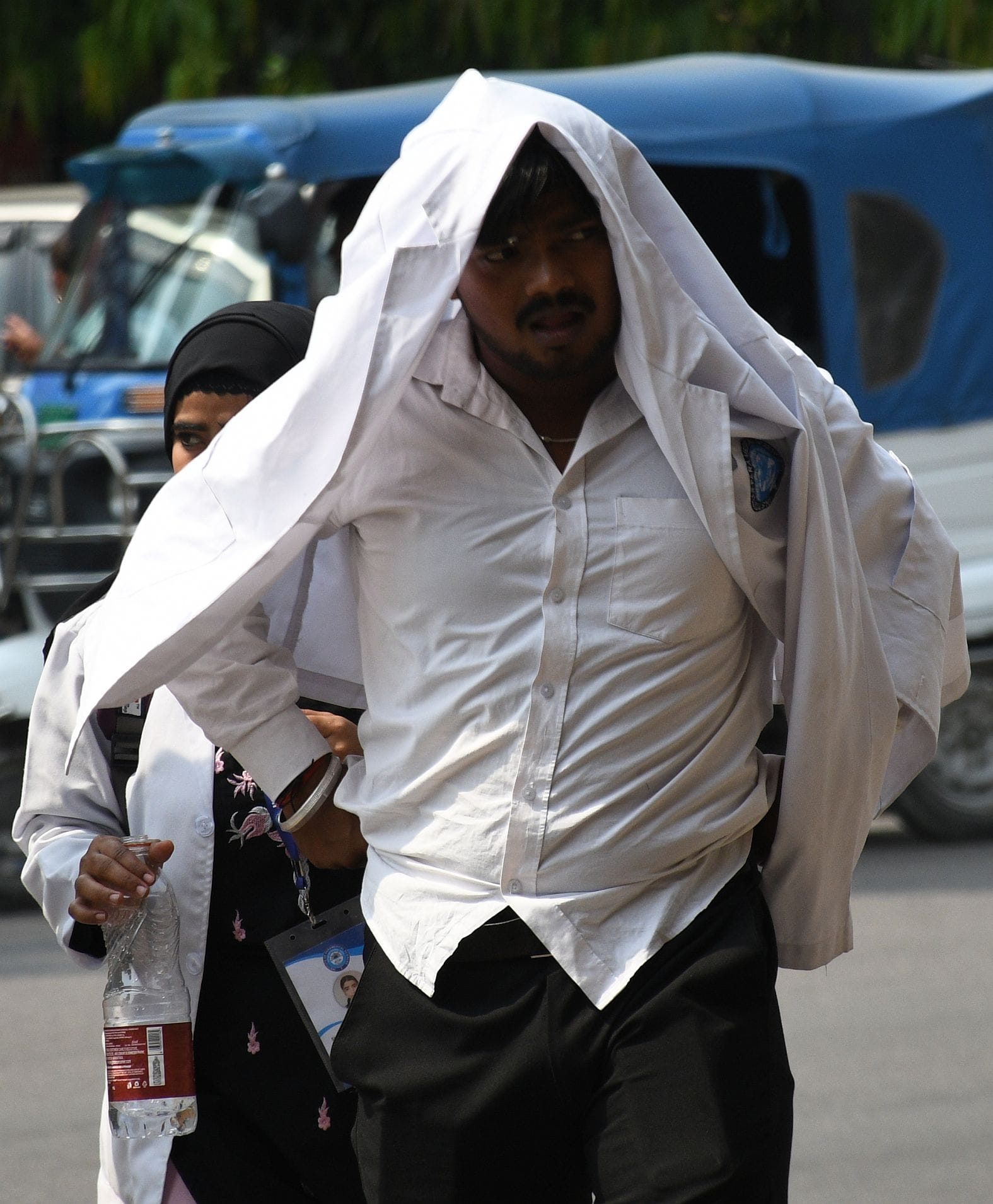 तेज धूप से परेशान लोग।