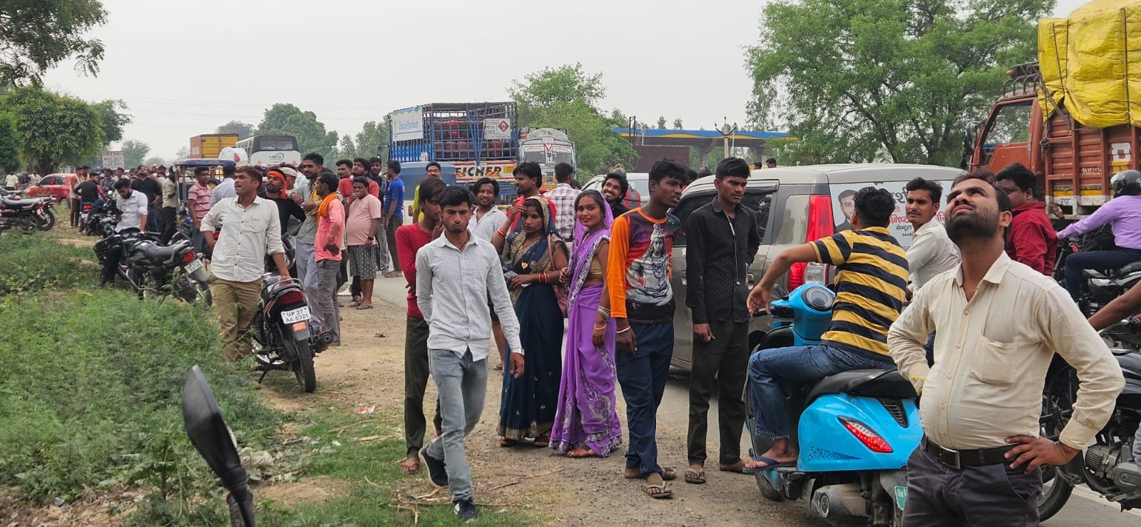 तिलहर में मोबाइल टावर पर चढ़ा रामू कश्यप। संवाद तिलहर में मोबाइल टावर पर चढ़ा रामू कश्यप। संवाद