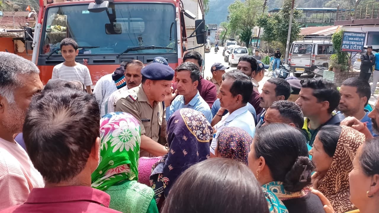 उत्तरकाशी के गंगोरी में रसोई गैस के लिए लाइन में लगे उपभोक्ता। संवाद