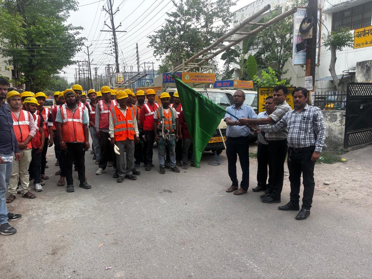 वाहन को दिखाई हरी झंडी।