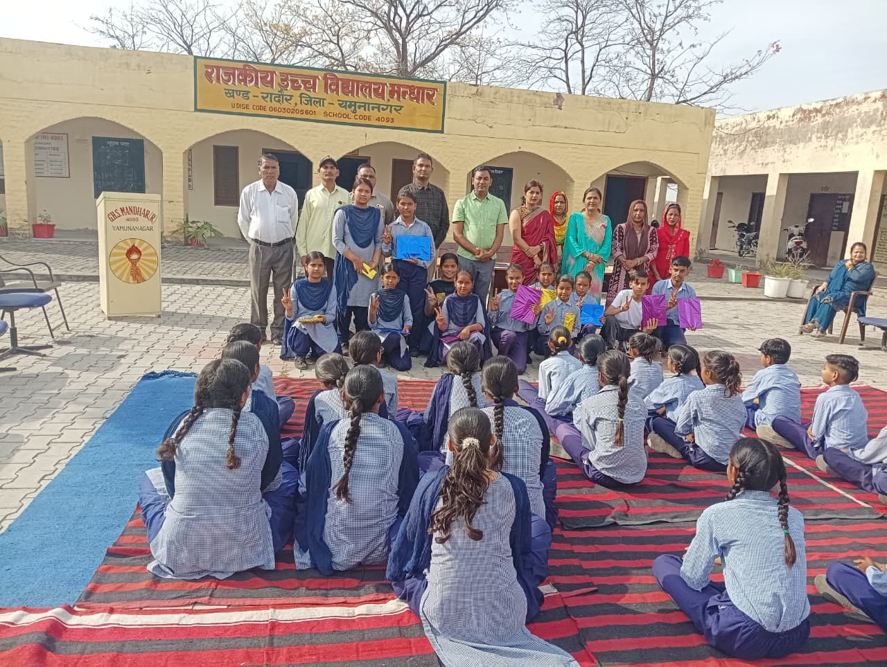 विजयी चिन्ह बनाकर खुशी जताते परीक्षा में स्थान पाने वाले विद्यार्थी, स्टाफ व अन्य। स्कूल विजयी चिन्ह बनाकर खुशी जताते परीक्षा में स्थान पाने वाले विद्यार्थी, स्टाफ व अन्य। स्कूल