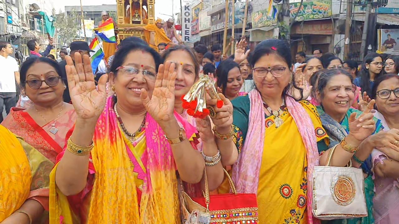 02-भगवान महावीर स्वामी जन्म कल्याणक महोत्सव पर शहर में निकली रथ यात्रा को झंडी दिखाकर रवाना करत