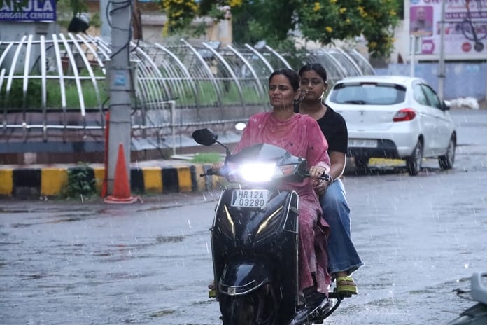 13-रोहतक में मंगलवार को हुई बूंदा बांदी के दौरान अपने गंतव्य की ओर जाते वाहन। संवाद