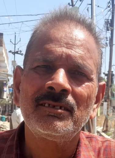 आर्यनगर कॉलोनी में लाइन लगाकर पानी भरती महिलाएं। संवाद