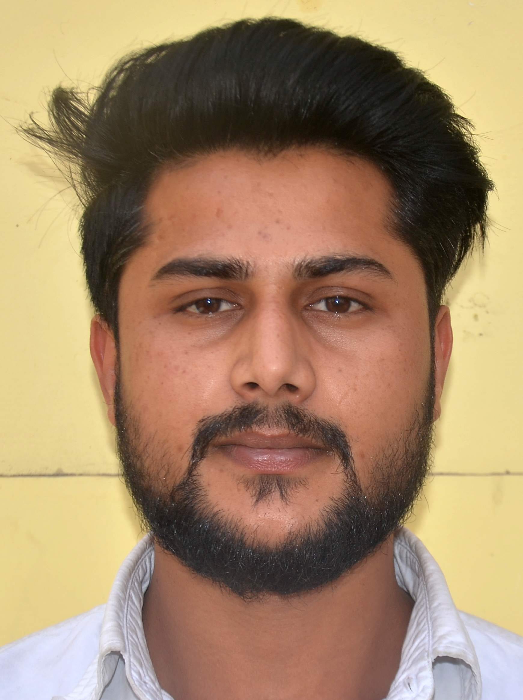 आर्यनगर कॉलोनी में लाइन लगाकर पानी भरती महिलाएं। संवाद