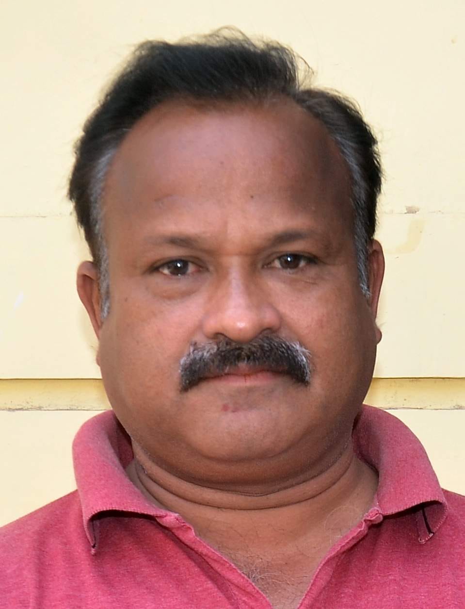 आर्यनगर कॉलोनी में लाइन लगाकर पानी भरती महिलाएं। संवाद