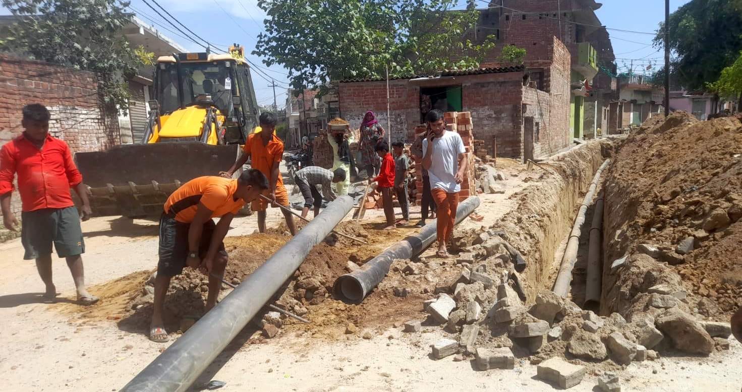 आर्यनगर कॉलोनी में लाइन लगाकर पानी भरती महिलाएं। संवाद