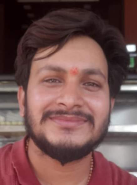 आर्यनगर कॉलोनी में लाइन लगाकर पानी भरती महिलाएं। संवाद