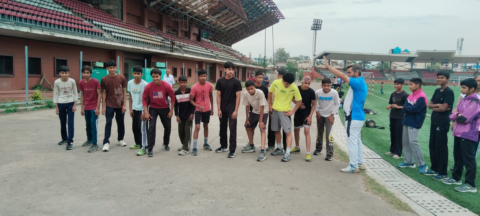 अंबाला कैंट के स्टेडियम में वेटलिफ्टिंग के ट्रायल में हिस्सा लेता हुआ खिलाड़ी: स्वयं