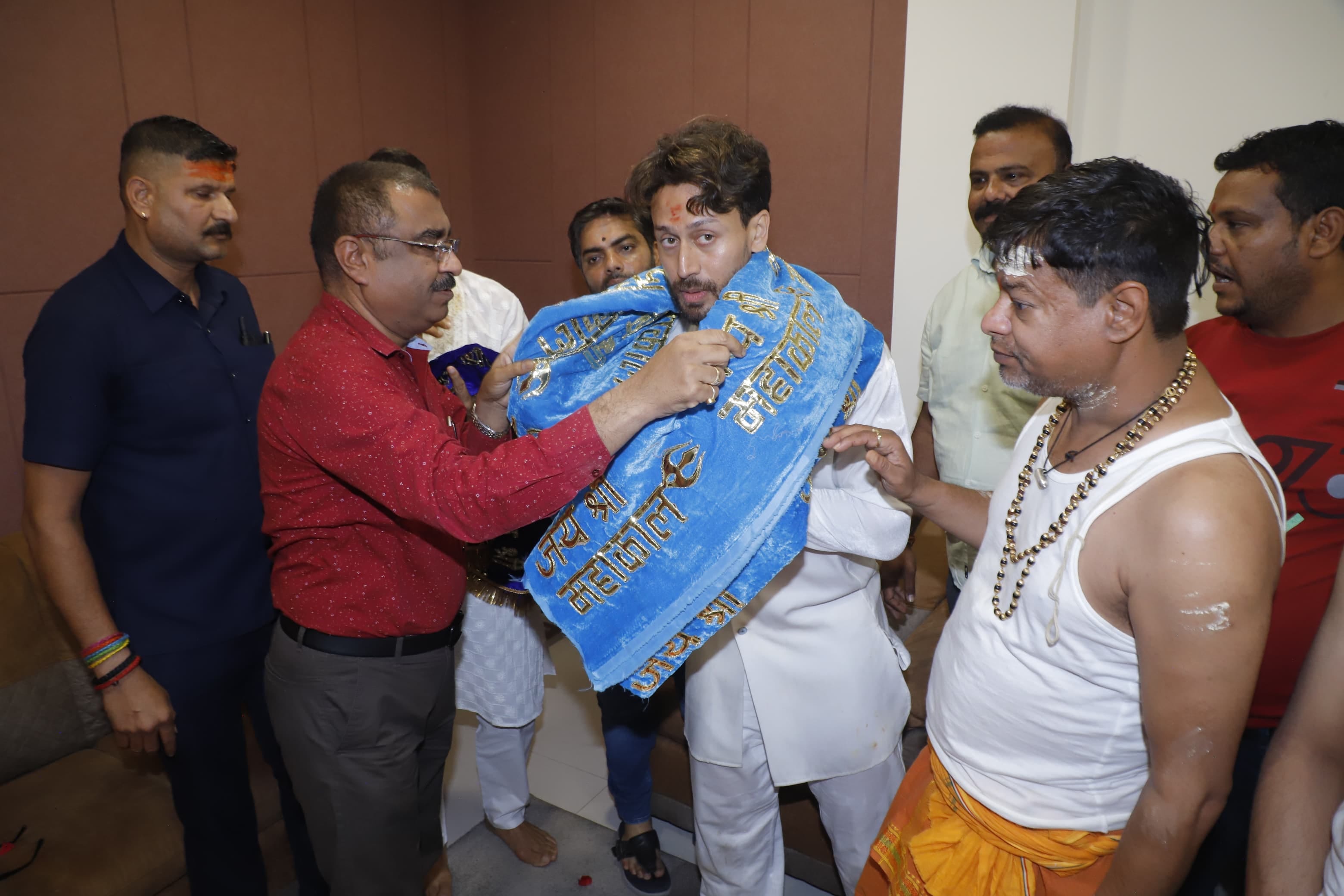 अभिनेता अक्षय कुमार, टाइगर श्रॉफ और डिंपल कपाड़िया पहुंचे बाबा महाकाल के दरबार अभिनेता अक्षय कुमार, टाइगर श्रॉफ और डिंपल कपाड़िया पहुंचे बाबा महाकाल के दरबार