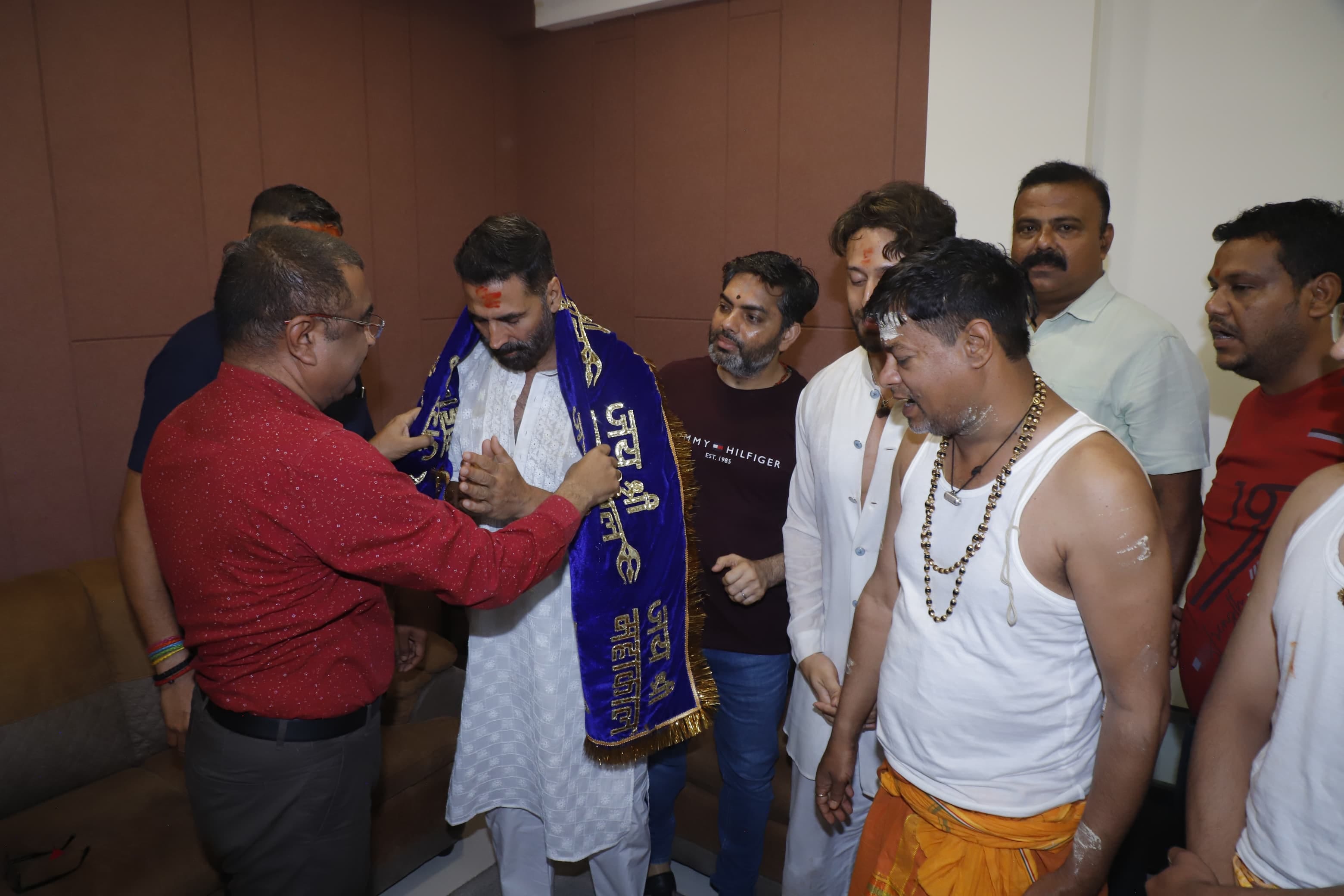 अभिनेता अक्षय कुमार, टाइगर श्रॉफ और डिंपल कपाड़िया पहुंचे बाबा महाकाल के दरबार अभिनेता अक्षय कुमार, टाइगर श्रॉफ और डिंपल कपाड़िया पहुंचे बाबा महाकाल के दरबार