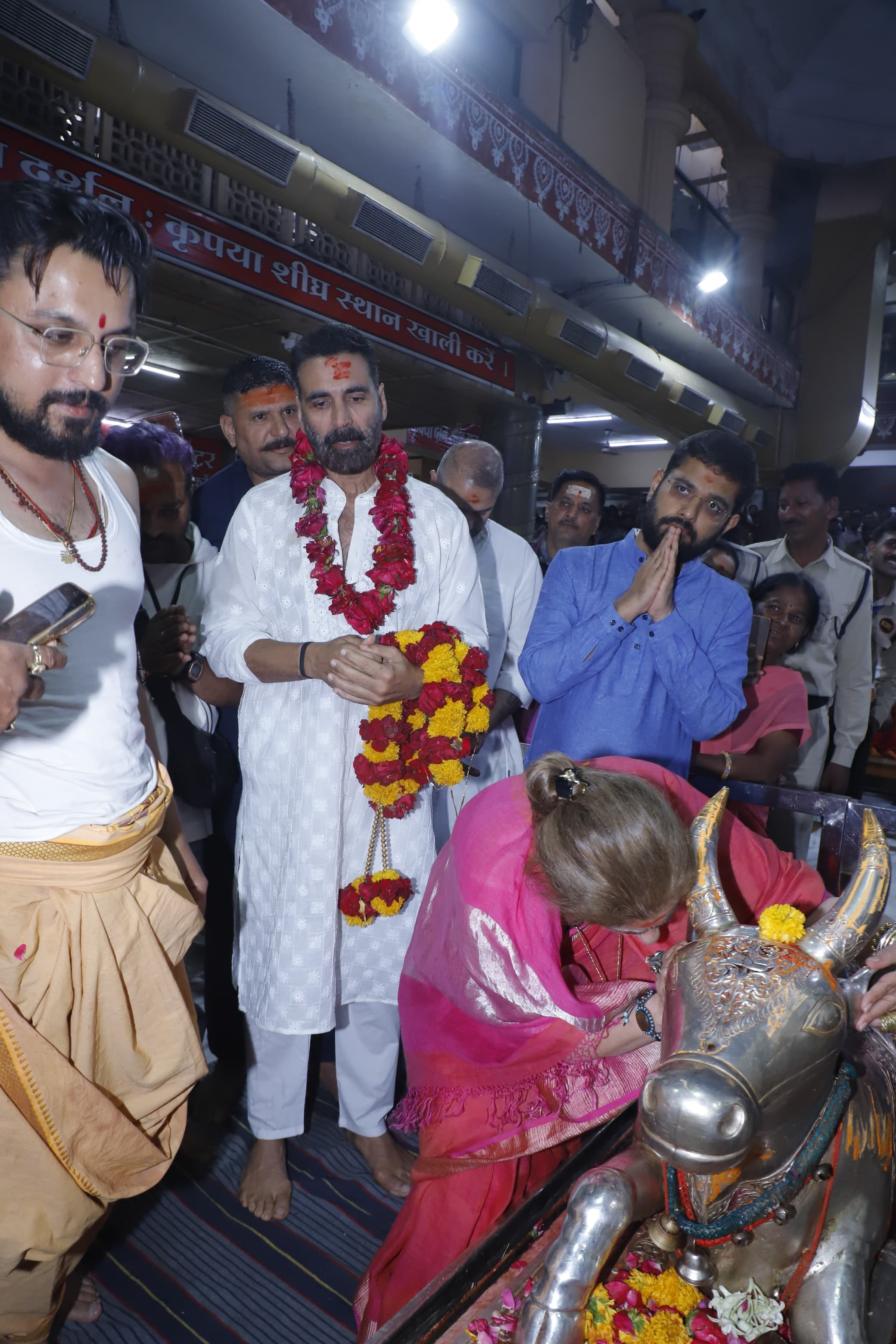 अभिनेता अक्षय कुमार, टाइगर श्रॉफ और डिंपल कपाड़िया पहुंचे बाबा महाकाल के दरबार अभिनेता अक्षय कुमार, टाइगर श्रॉफ और डिंपल कपाड़िया पहुंचे बाबा महाकाल के दरबार