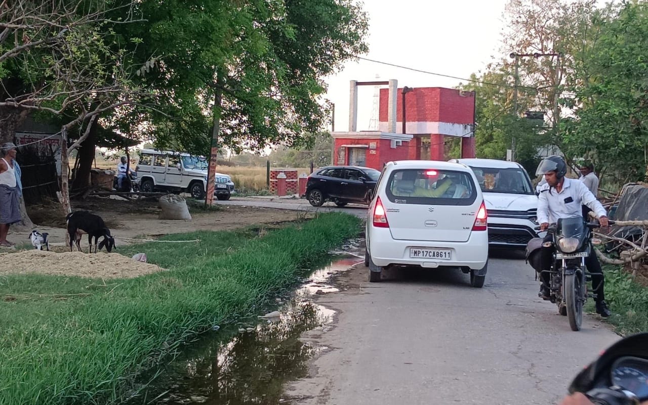 भटौली से जौसरा होते हुए मुख्यालय जाने वाला क्षतिग्रस्त व सकरा मार्ग। स्रोत- संवाद