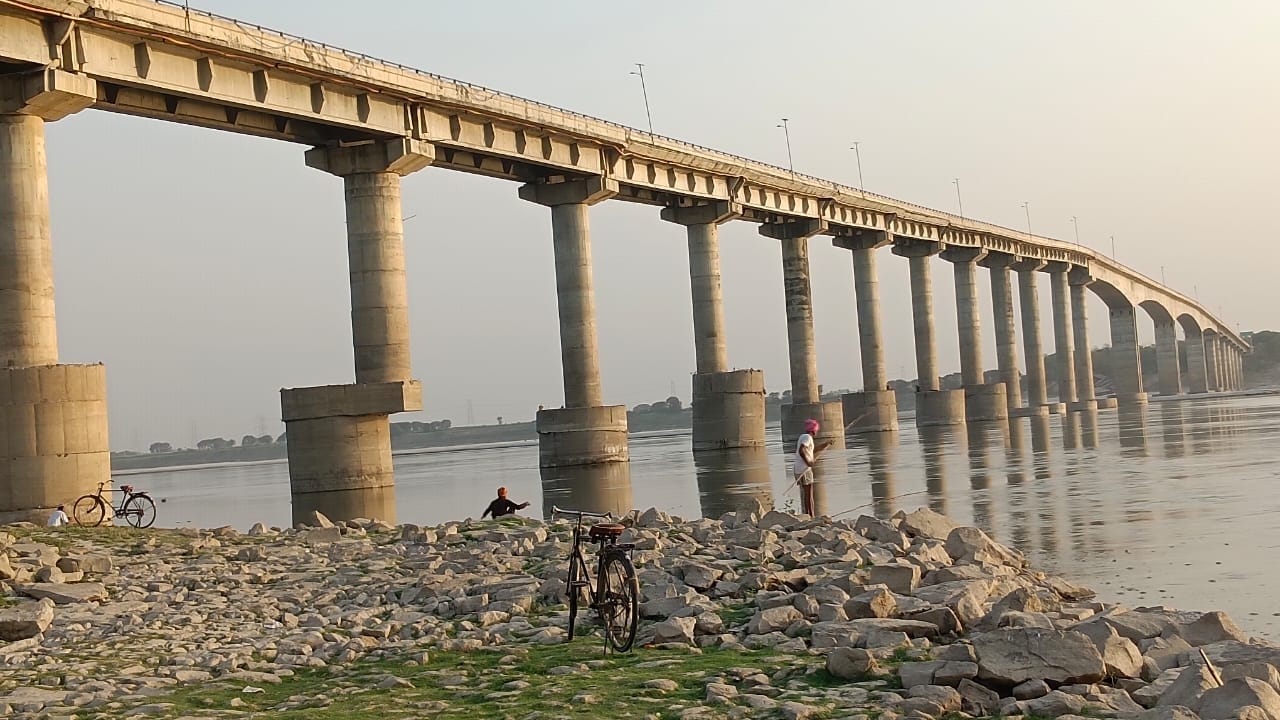 भटौली से जौसरा होते हुए मुख्यालय जाने वाला क्षतिग्रस्त व सकरा मार्ग। स्रोत- संवाद