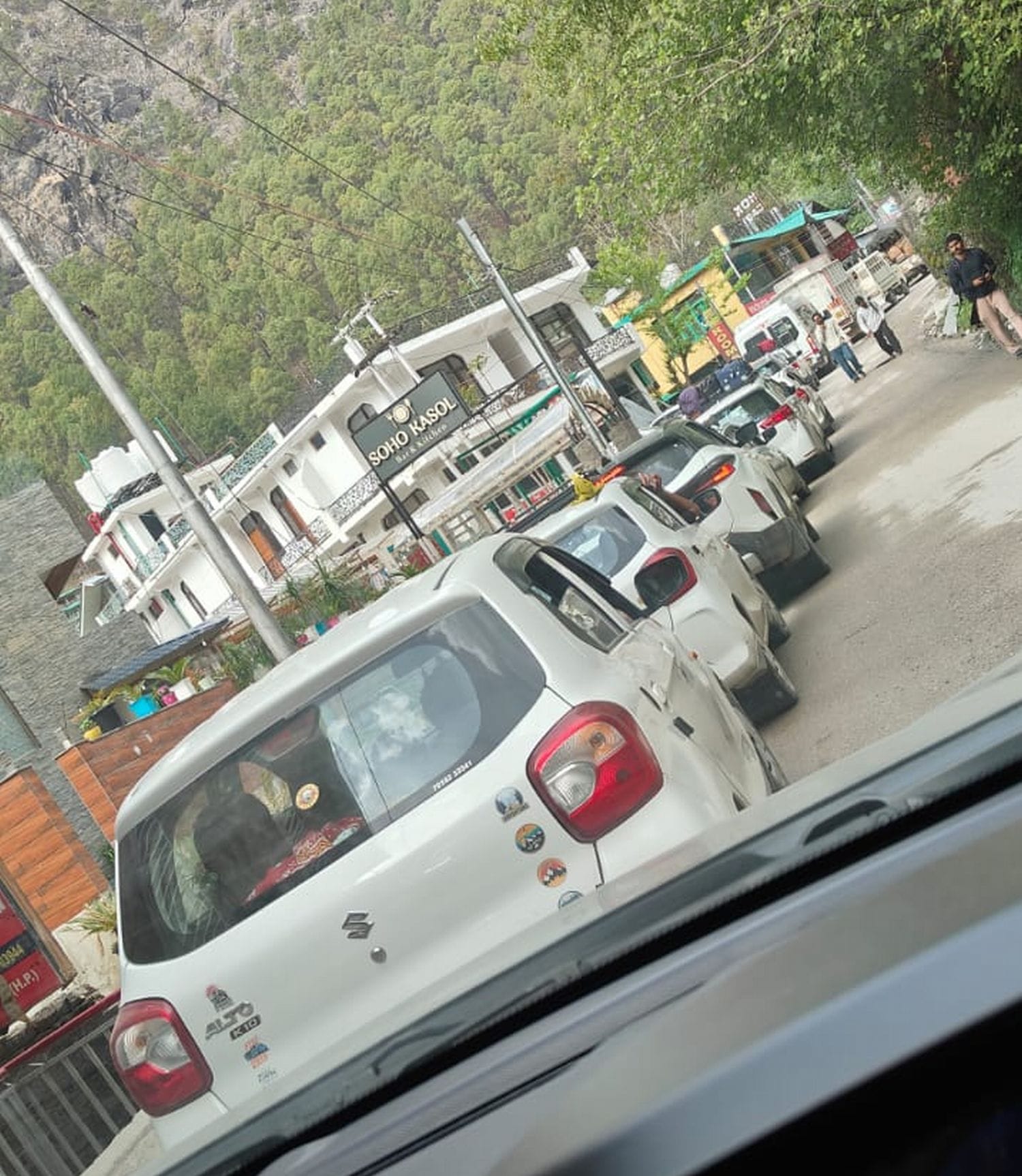 भुंतर से मणिकर्ण सड़क पर  लगा जाम। संवाद
