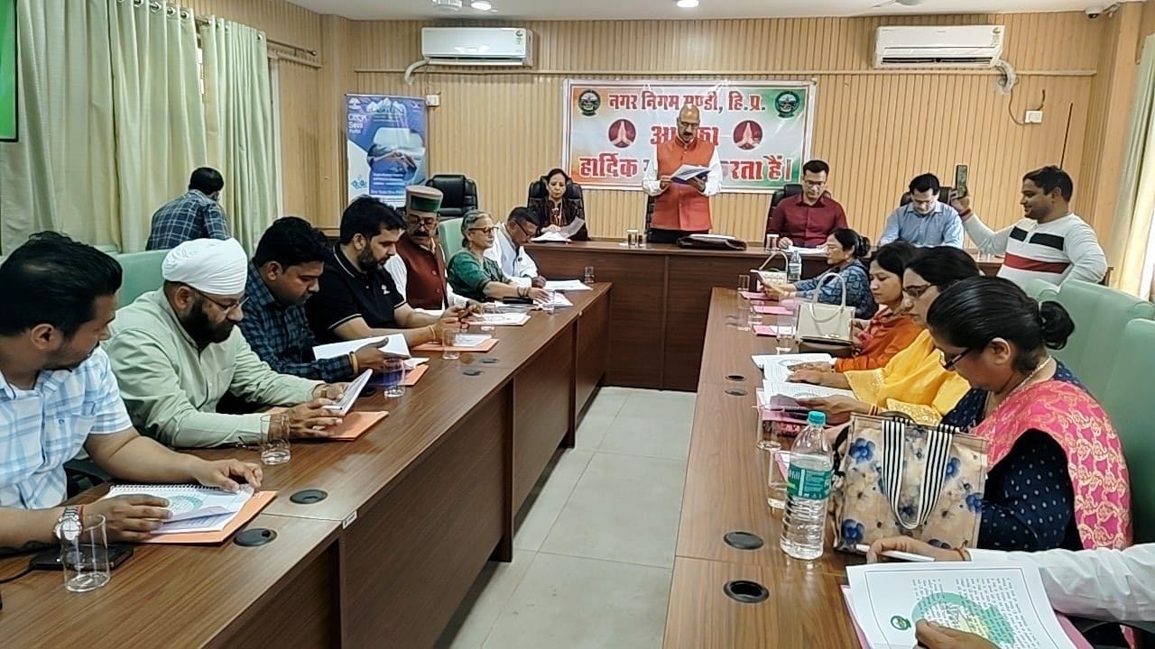 बजट पेश करने के लिए जाते हुए नगर निगम के महापौर वीरेंद्र भट्ट शर्मा।  संवाद