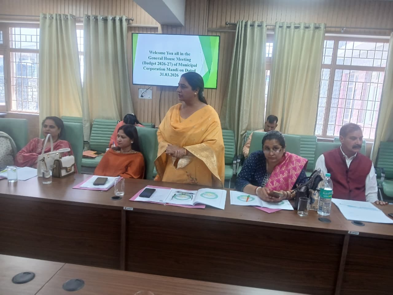 बजट पेश करने के लिए जाते हुए नगर निगम के महापौर वीरेंद्र भट्ट शर्मा।  संवाद