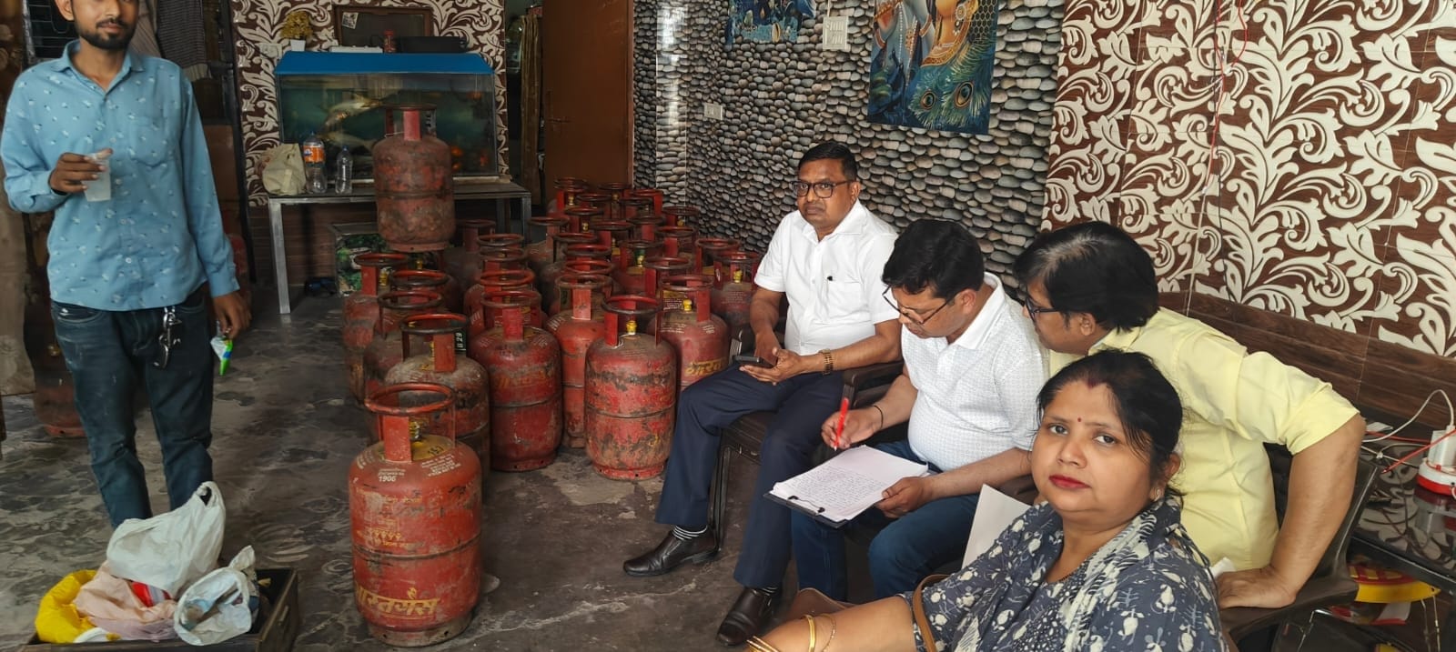 बरामद सिलिंडर। बरामद सिलिंडर।