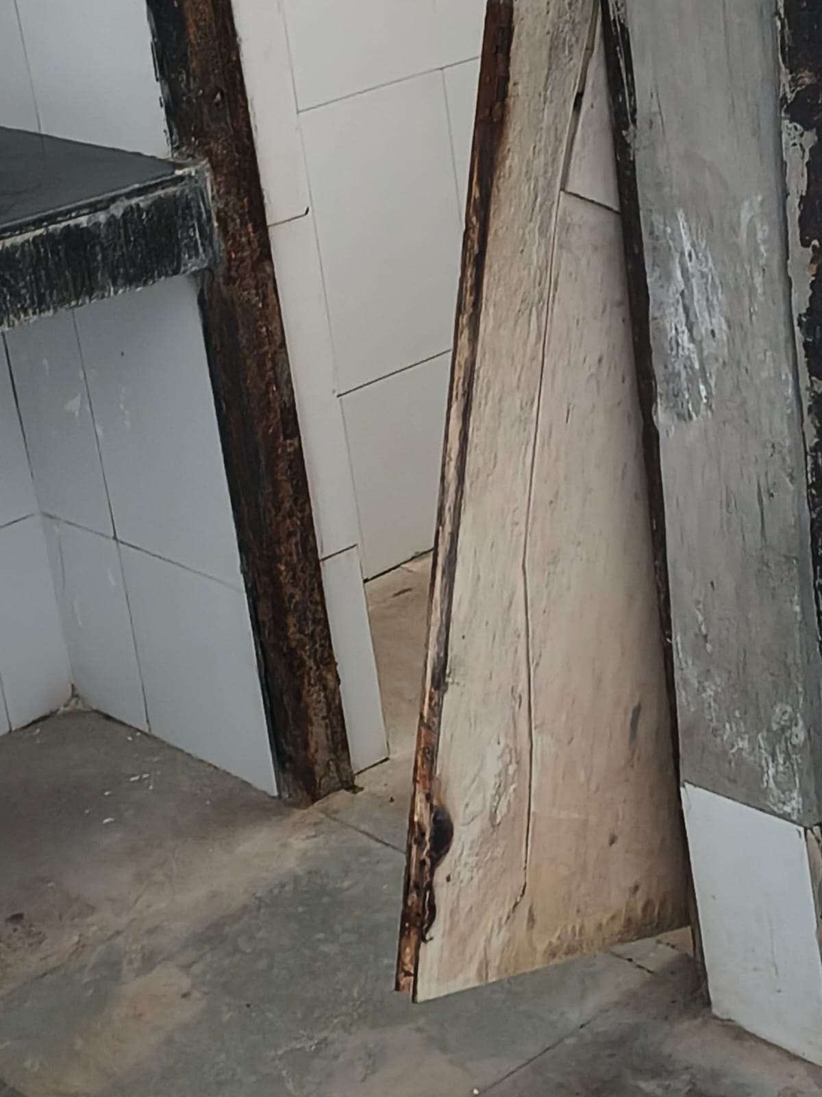 डीक्रस्ट के ब्वॉयज हॉस्टल जर्जर स्थिति। स्रोत : छात्र