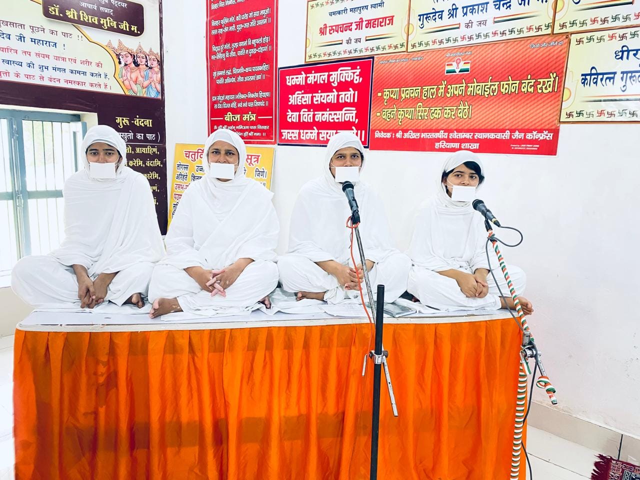 एसएस जैन सभा के प्रांगण में आयोजित सत्संग में उपस्थित संगत। आयोजक