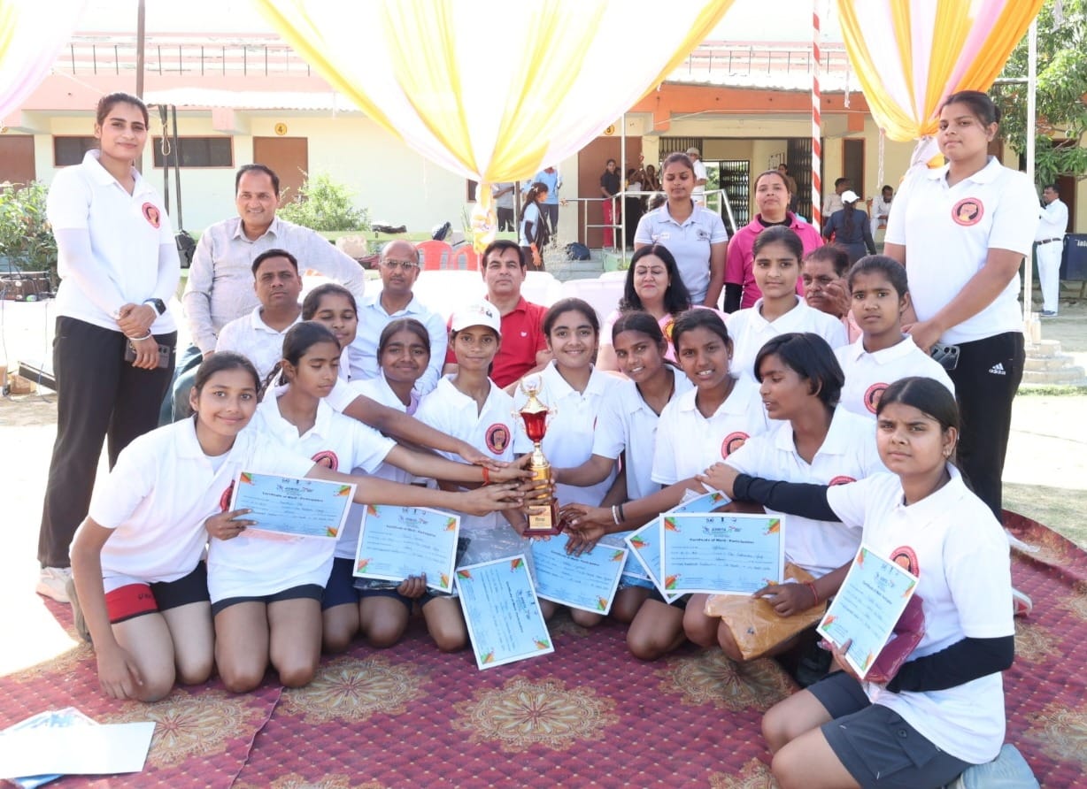 फोटो-21 स्पोर्ट्स स्टेडियम में हैंडबॉल प्रतियोगिता में बाल छीनने का प्रयास करतीं खिलाड़ी। संवाद