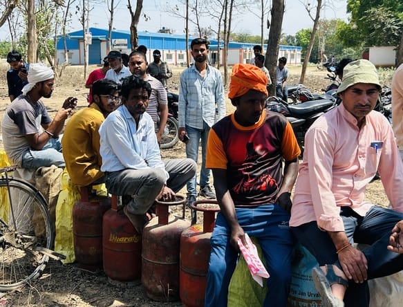 फोटो- 34 गोंडा के आईटीआई मैदान में लगी गैस सिलिंडर&nbsp