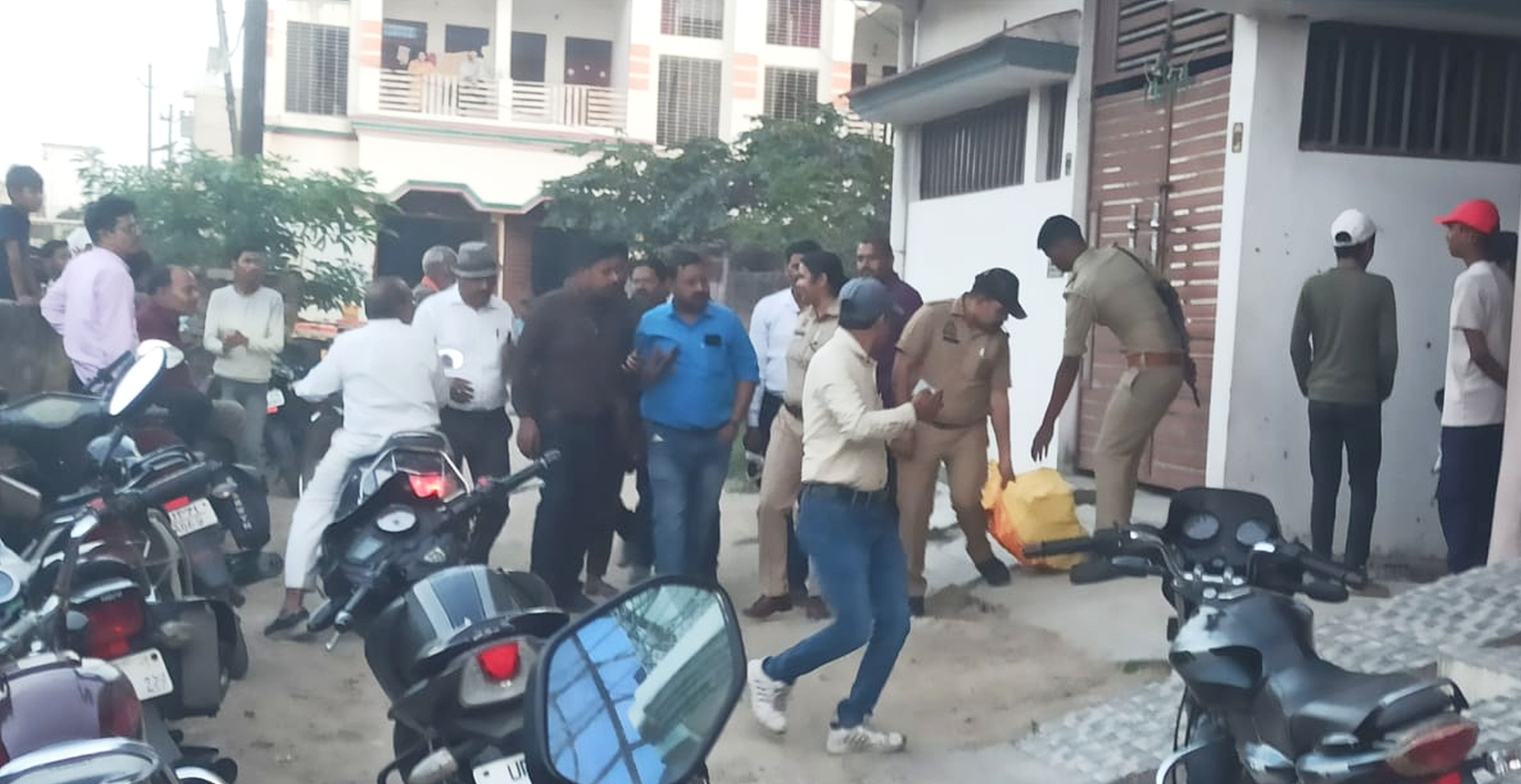 फोटो-37-इसी माकान में हुई छापेमारी। संवाद