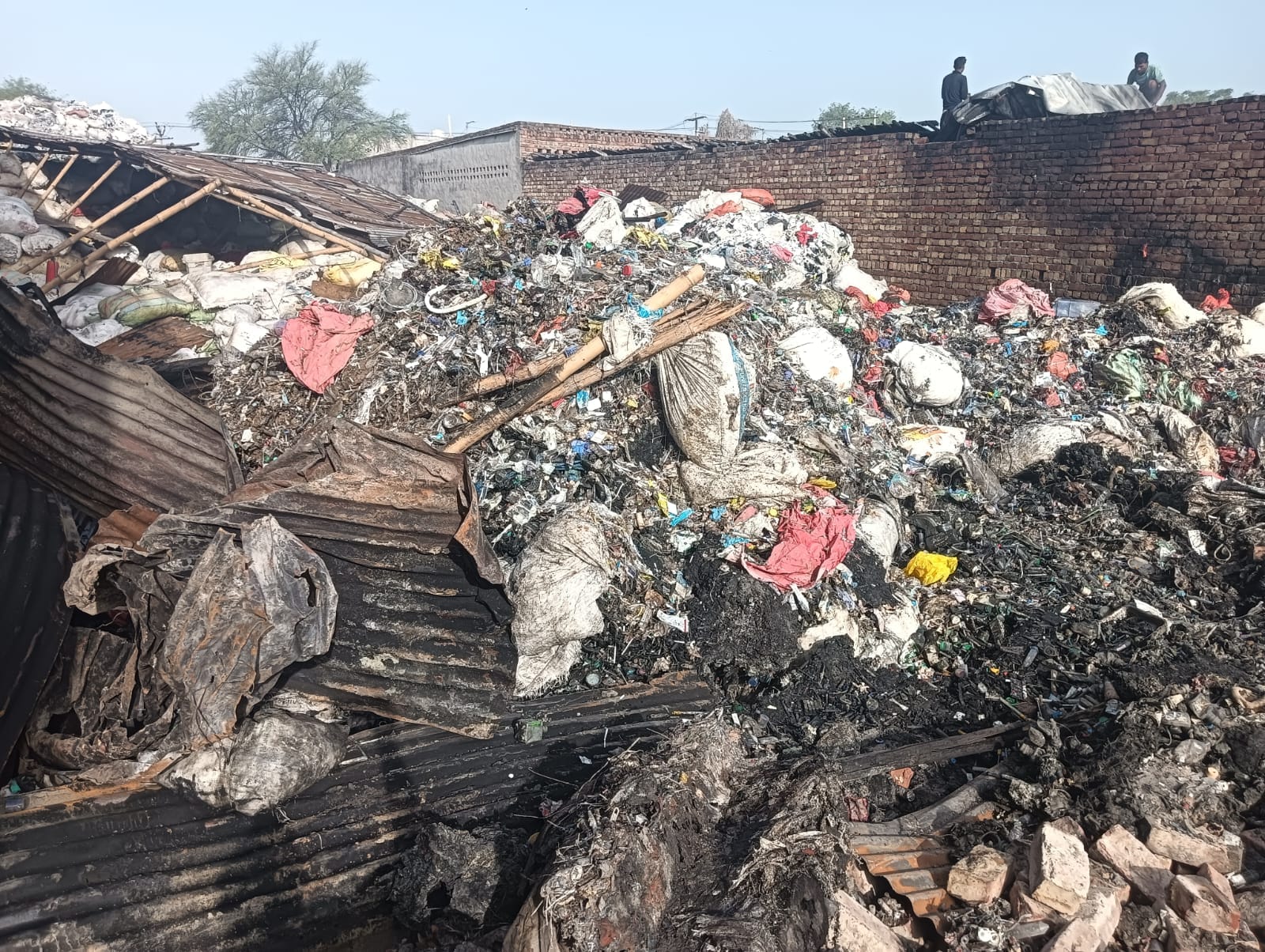 -फोटो 88 : आग लगने से राख हुआ फैक्टरी में रखा मेटेरियल। संवाद