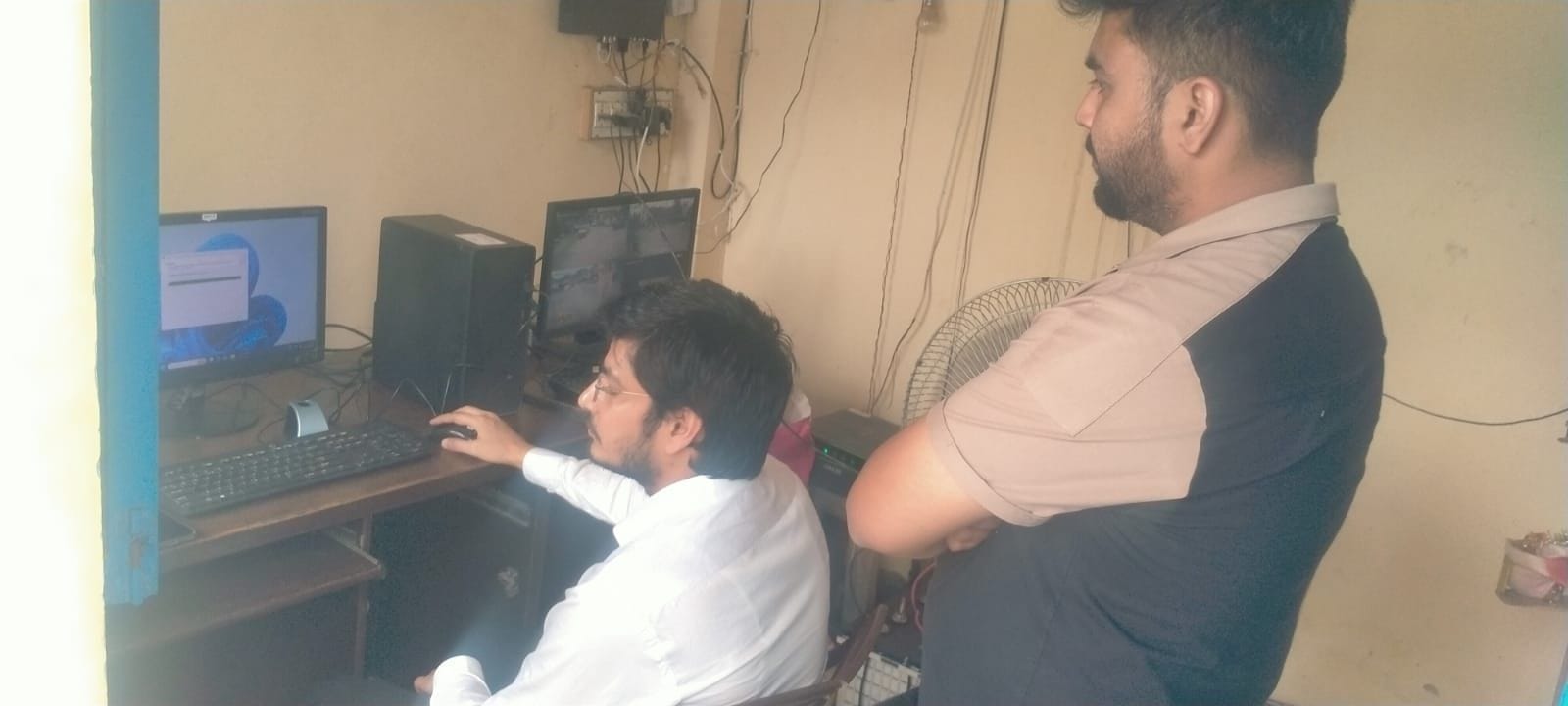 फोटो संख्या:74- खेत में सूखने के लिए डाली गई गेंहू की फसल---संवाद