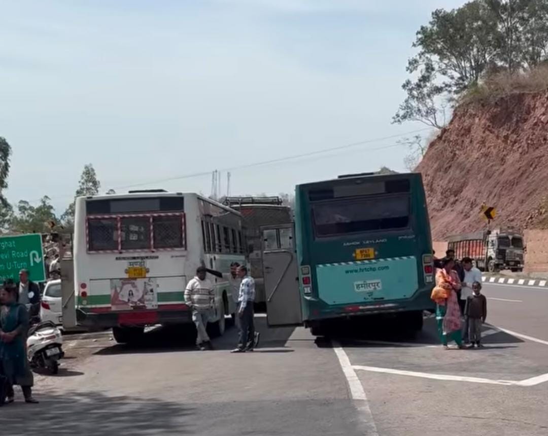 गरामोड़ टोल प्लाजा पर प्रदर्शकारियों ने बंद की सड़क। संवाद गरामोड़ टोल प्लाजा पर प्रदर्शकारियों ने बंद की सड़क। संवाद