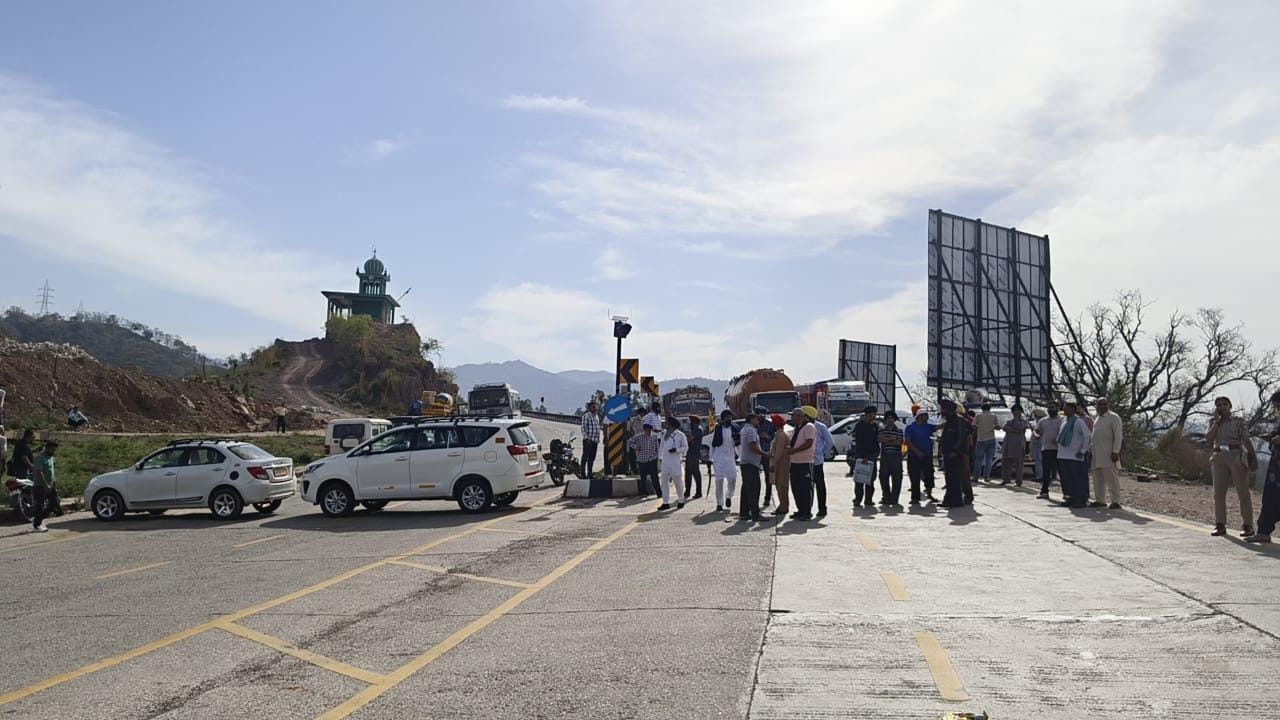 गरामोड़ टोल प्लाजा पर प्रदर्शकारियों ने बंद की सड़क। संवाद गरामोड़ टोल प्लाजा पर प्रदर्शकारियों ने बंद की सड़क। संवाद