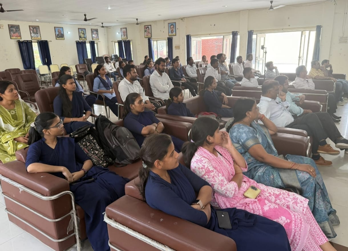 गोष्ठी को संबोधित करते अतिथि। संवाद