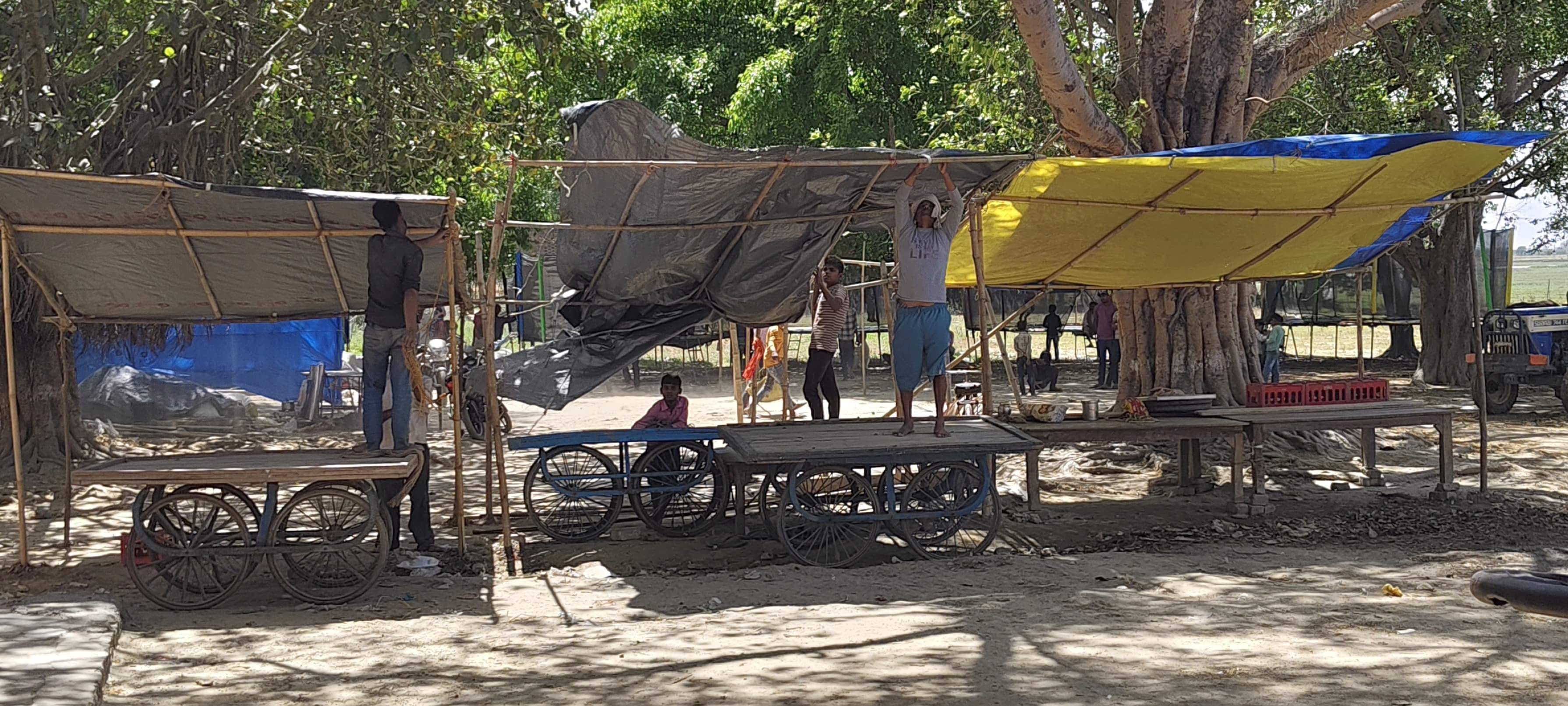 गांव बिलसड़ी खुर्द में कथा सुनते श्रद्धालु। संवाद