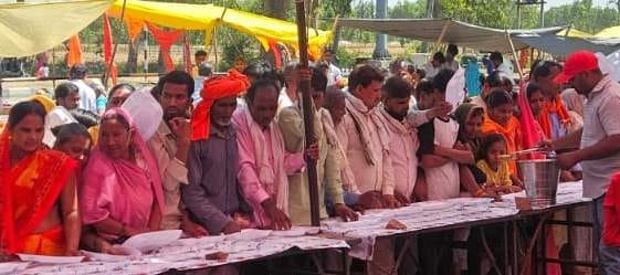 गांव बिलसड़ी खुर्द में कथा सुनते श्रद्धालु। संवाद