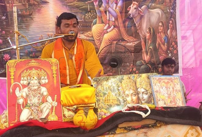 गांव बिलसड़ी खुर्द में कथा सुनते श्रद्धालु। संवाद