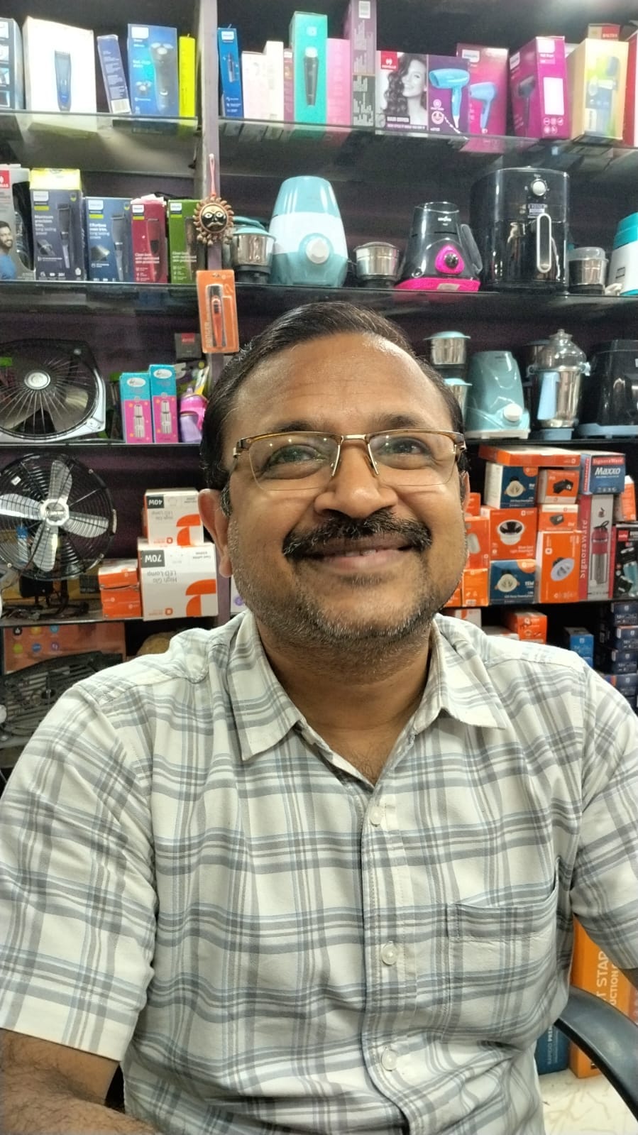 घंटाघर रोड स्थित एक इलेक्ट्रानिक दुकान पर सजे कूलर।- संवाद।