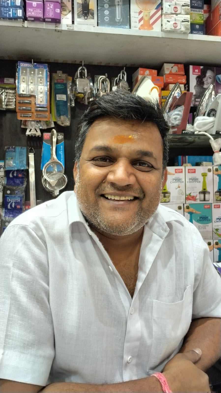 घंटाघर रोड स्थित एक इलेक्ट्रानिक दुकान पर सजे कूलर।- संवाद।