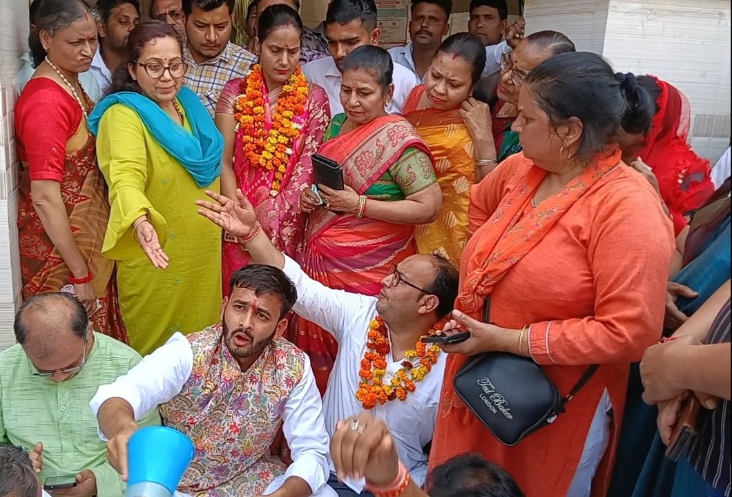 हंगामे के बाद चेयरमैन कक्ष में चेयरमैन नामित सभासदों को शपथ दिलाते हुए। (मवाना। हंगामे के बाद चेयरमैन कक्ष में चेयरमैन नामित सभासदों को शपथ दिलाते हुए। (मवाना।