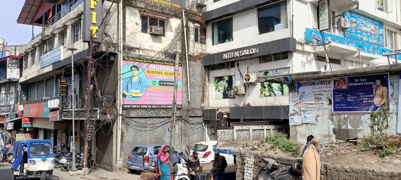 हमीरपुर में एक भवन पर निजी संस्थान द्वारा लगाया गया होर्डिंग। संवाद