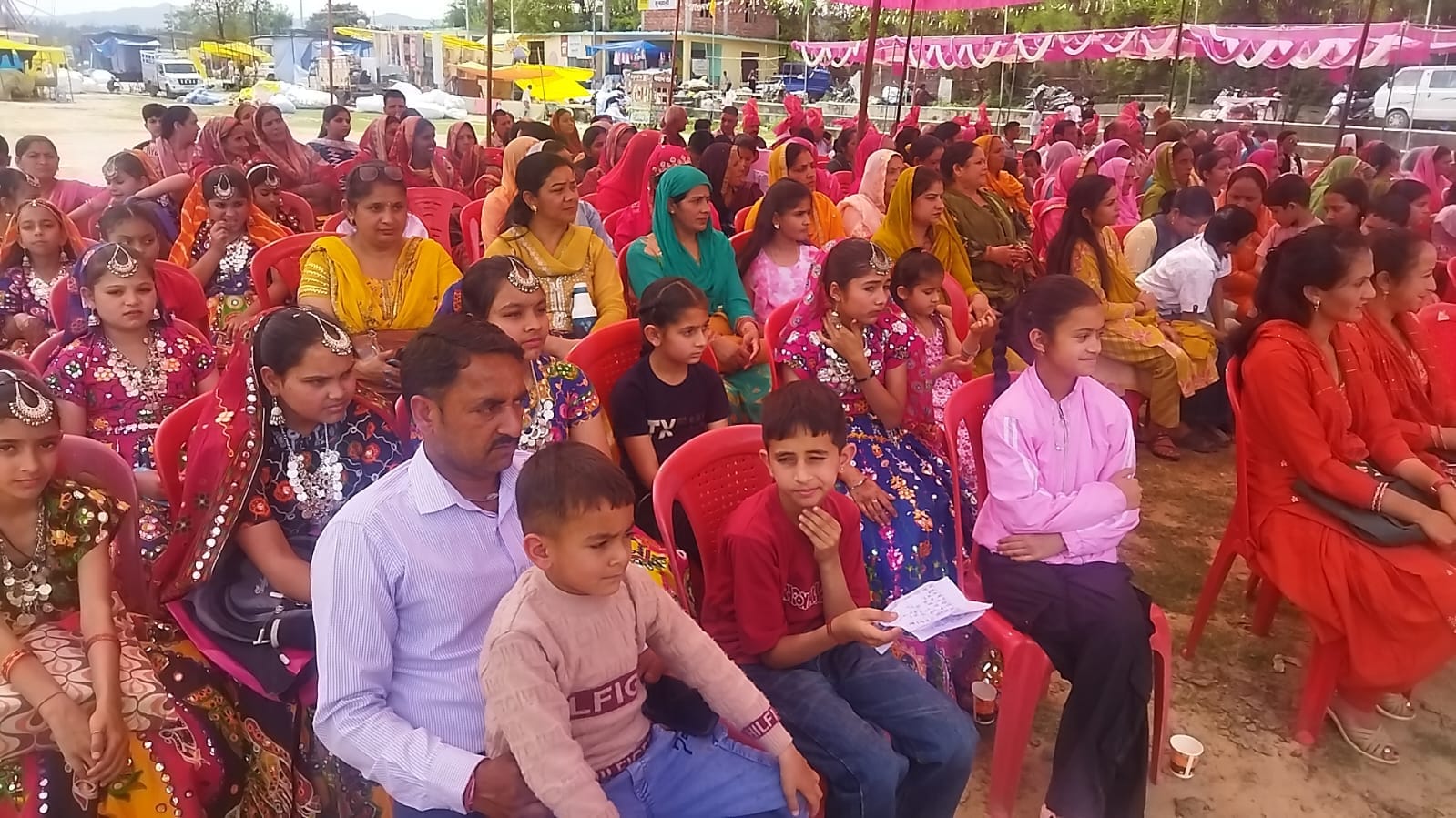 जिला स्तरीय नलवाड़ मेला सुन्हाणी में कार्यक्रम पेश करती महिलाएं। संवाद