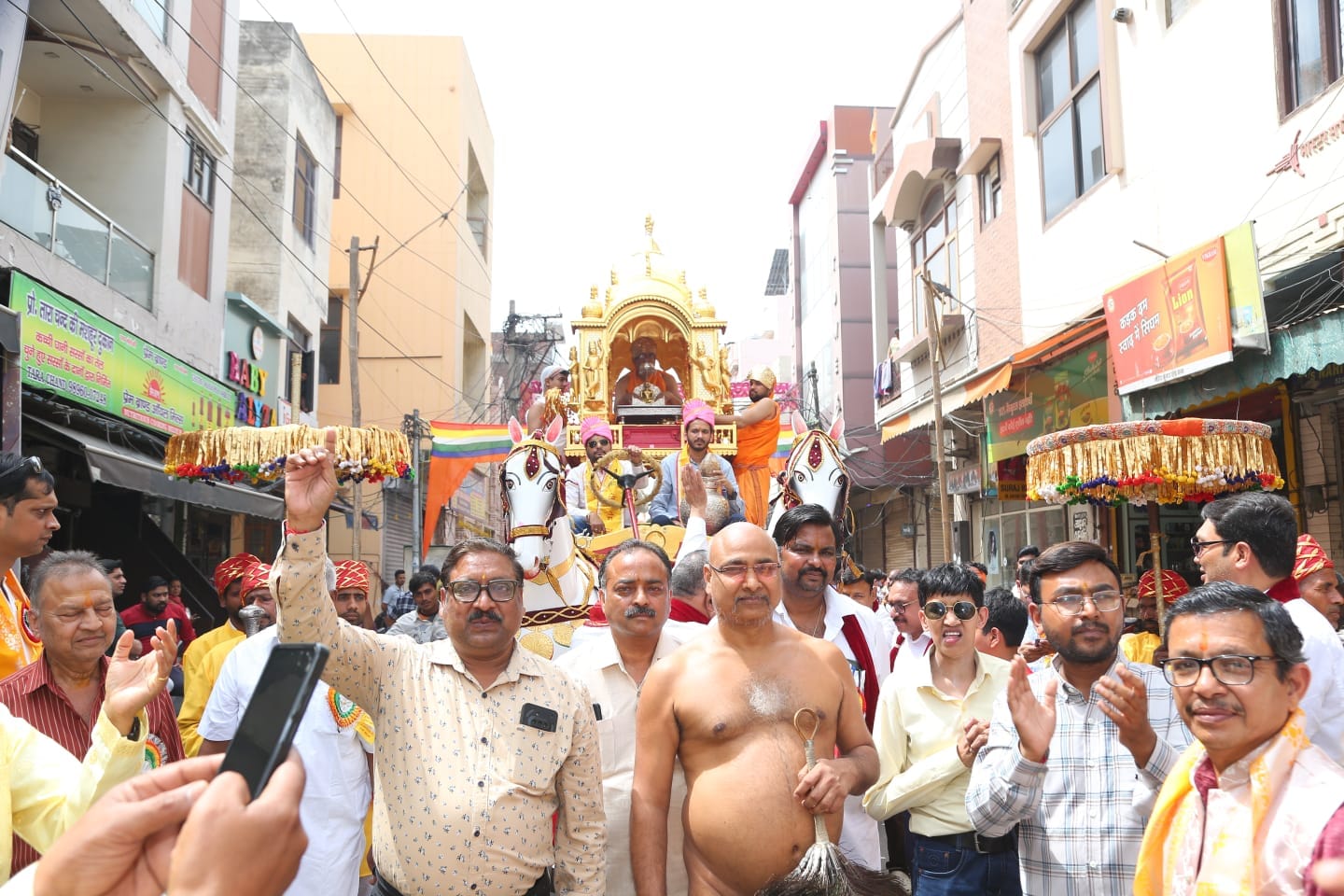 जैन समाज के लोगों को संबाेधित करते मुनि प्रतीक सागर महाराज। प्रवक्ता