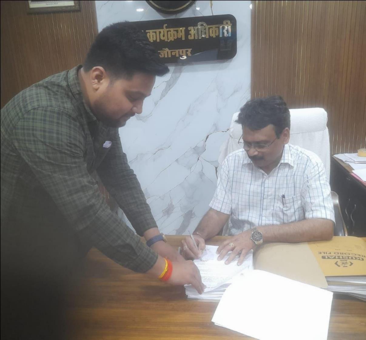 जौनपुर। वित्तीय वर्ष के अंतिम दिन विकास भवन में काम निपटातीं जिला विकास अधिकारी मीनाक्षी देवी।