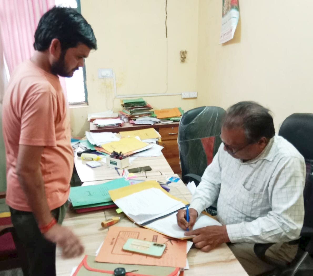 कलक्ट्रेट में स्थित नजारत में काम करते नाजिर। संवाद
