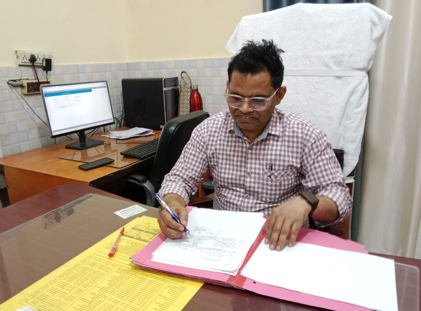 कलक्ट्रेट में स्थित नजारत में काम करते नाजिर। संवाद