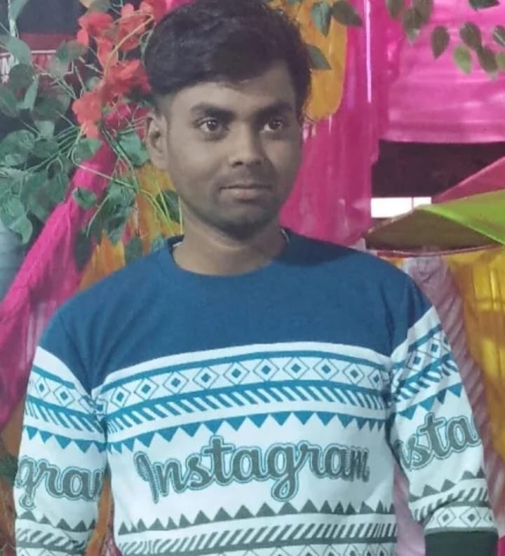 कप्तानगंज थाना क्षेत्र के मठिया ऊर्फ अकटहा गांव में शव पहुंते ही बेहोश पढ़ी माॅ माल्ती देवी।स्र कप्तानगंज थाना क्षेत्र के मठिया ऊर्फ अकटहा गांव में शव पहुंते ही बेहोश पढ़ी माॅ माल्ती देवी।स्र