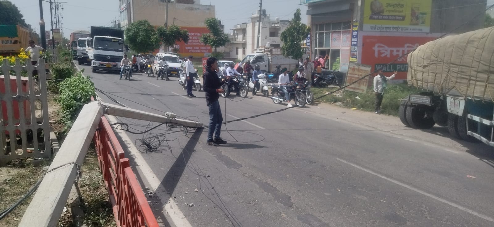कुरुक्षेत्र। केडीबी रोड पर टूटा पड़ा बिजली खंभा व लगा जाम। संवाद कुरुक्षेत्र। केडीबी रोड पर टूटा पड़ा बिजली खंभा व लगा जाम। संवाद