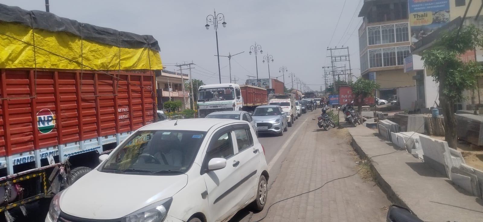 कुरुक्षेत्र। केडीबी रोड पर टूटा पड़ा बिजली खंभा व लगा जाम। संवाद कुरुक्षेत्र। केडीबी रोड पर टूटा पड़ा बिजली खंभा व लगा जाम। संवाद