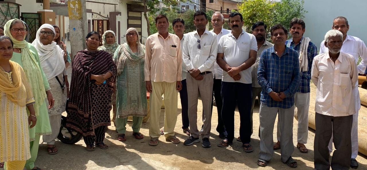 कुरुक्षेत्र। सबमर्सिबल ट्यूबवेल लगाने के लिए खड़ी की मशीन व पहुंचे कर्मचारी । संवाद ।